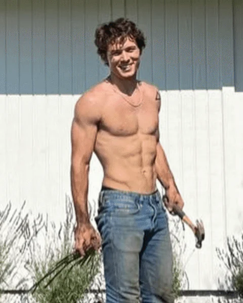 Leo Howard Shirtless