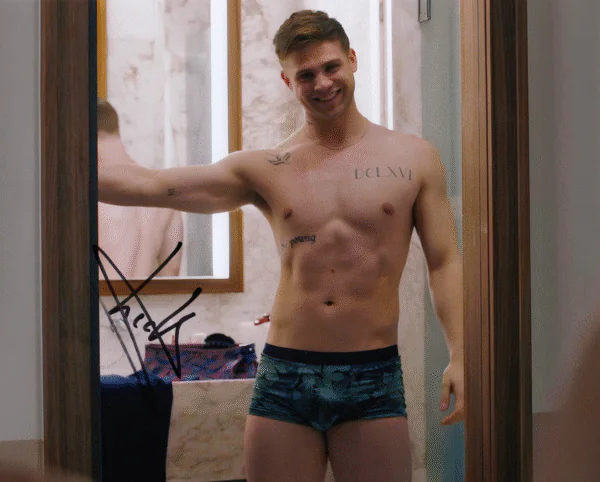 Leo Woodall Shirtless