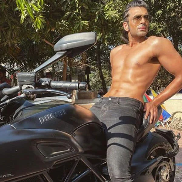 Karan Kundrra Shirtless