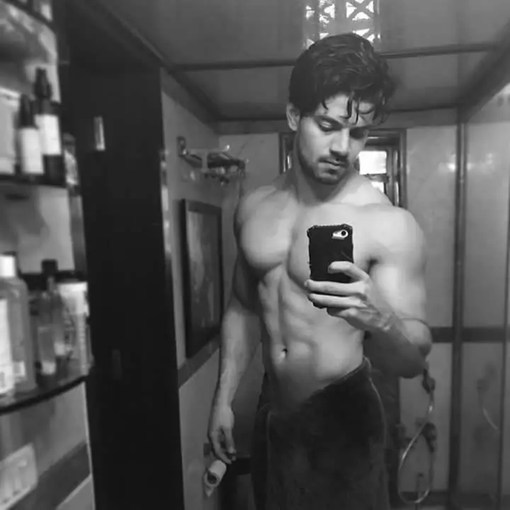 Sooraj Pancholi Shirtless 4