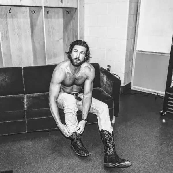 Riley Green Shirtless 3