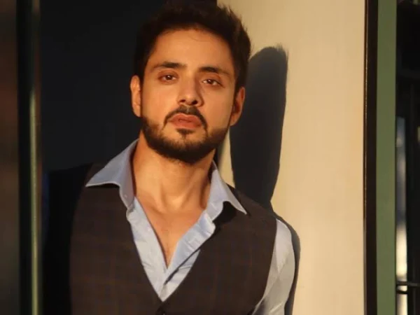 Adnan Khan Shirtless 8