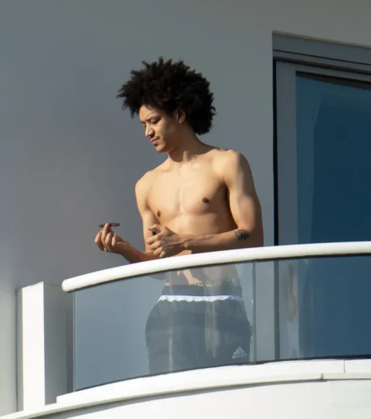 Ahlamalik Williams Shirtless 2