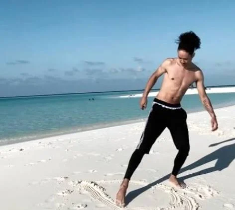 Ahlamalik Williams Shirtless